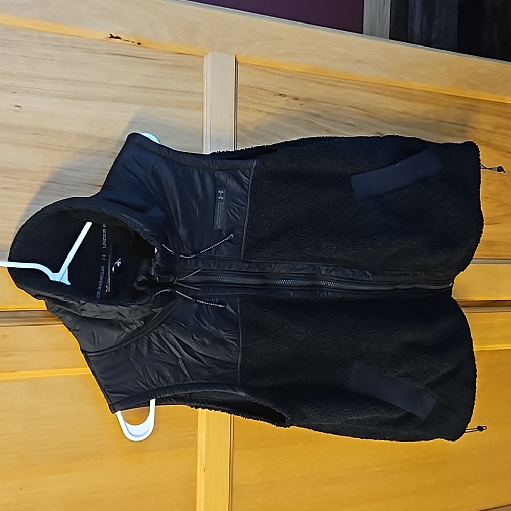 Large Under Armour fleece vest